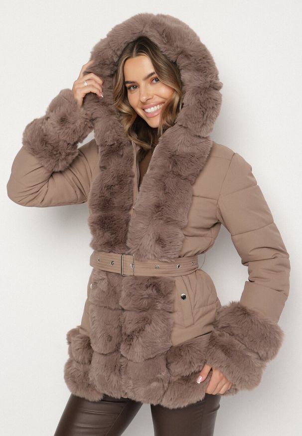 Born2be - Ciemnobeżowa Taliowana Kurtka z Paskiem Kapturem i Ozdobnym Futrem Rainaria. Okazja: do pracy, na co dzień, na spotkanie biznesowe. Kolor: beżowy. Materiał: futro. Styl: casual, retro, elegancki, biznesowy