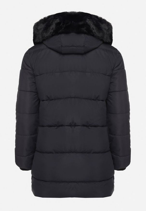 Born2be - Granatowa Kurtka Pikowana o Prostym Kroju z Kapturem z Odpinanym Futrem Elrinnisa. Okazja: na co dzień. Typ kołnierza: kaptur. Kolekcja: plus size. Kolor: niebieski. Długość: długie. Wzór: aplikacja. Materiał: futro. Długość rękawa: długi rękaw. Styl: elegancki, casual