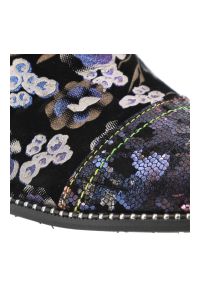 Niebieskie Półbuty Laura Vita Eleganckie Obuwie Damskie Premium. Okazja: na co dzień. Kolor: niebieski. Wzór: kwiaty. Obcas: na obcasie. Styl: elegancki. Wysokość obcasa: średni #2