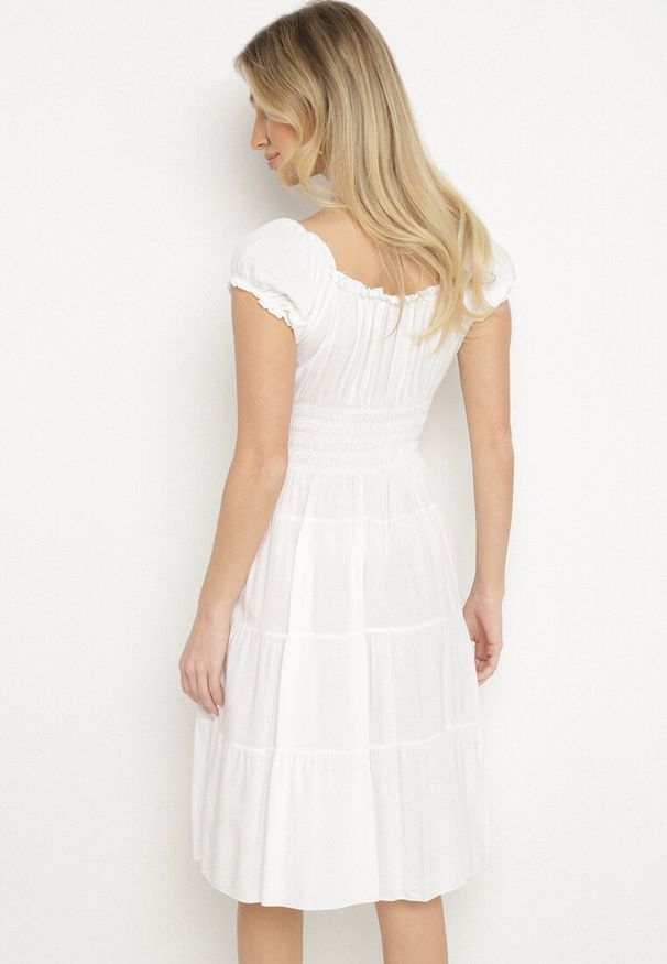Born2be - Biała Bawełniana Rozkloszowana Sukienka z Guzikami i Bufiastymi Rękawami Annivi. Okazja: na co dzień. Kolor: biały. Materiał: bawełna. Styl: klasyczny, casual, elegancki