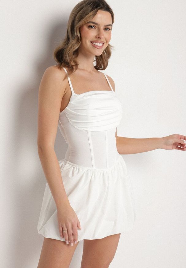 Born2be - Biała Gorsetowa Sukienka Bombka z Wiskozą i Podszewką Szortami Redine. Typ kołnierza: dekolt gorset. Kolor: biały. Materiał: wiskoza. Długość rękawa: na ramiączkach. Typ sukienki: bombki, gorsetowe. Styl: elegancki
