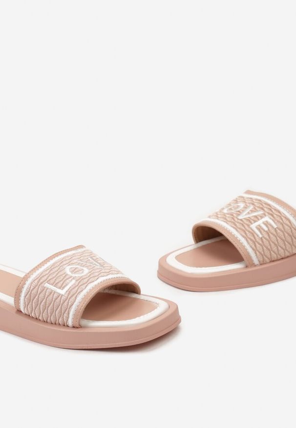 Born2be - Różowe Klapki z Kwadratowym Noskiem i Paskiem z Napisem Jeliana. Okazja: na plażę, na co dzień. Kolor: różowy. Wzór: napisy. Styl: casual, elegancki