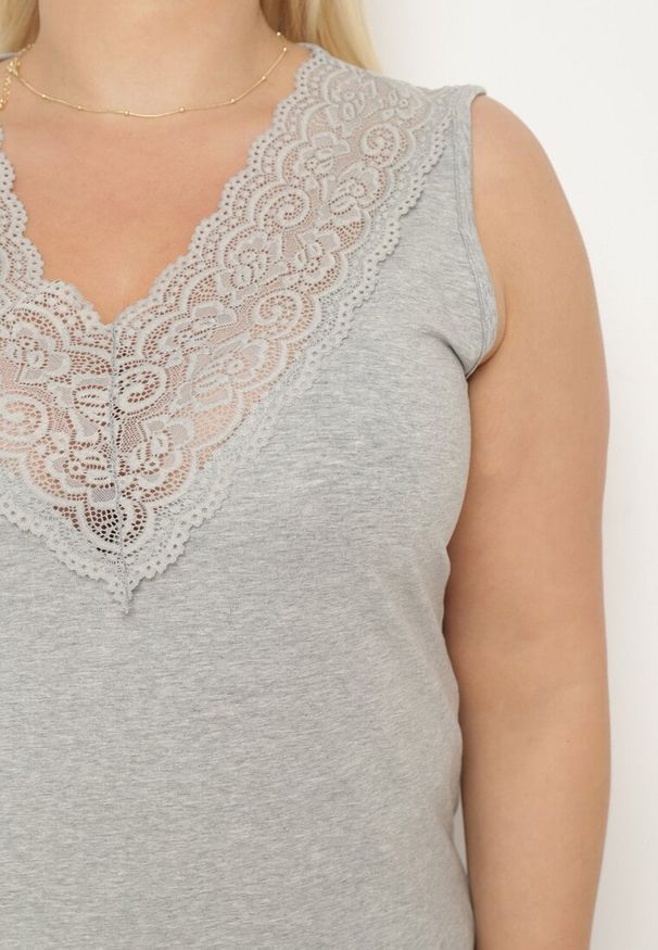 Born2be - Szary Bawełniany Top Koszulka bez Rękawów z Haftem przy Dekolcie Testa. Okazja: na co dzień. Typ kołnierza: golf. Kolekcja: plus size. Kolor: szary. Materiał: bawełna. Długość rękawa: bez rękawów. Wzór: haft. Styl: elegancki, wizytowy, casual