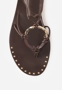 Renee - Ciemnobrązowe Sandały Japonki w Stylu Rzymianek z Metaliczną Aplikacją Nemorlyn. Okazja: na co dzień. Zapięcie: pasek. Kolor: brązowy. Materiał: len. Wzór: aplikacja. Sezon: lato. Obcas: na płaskiej podeszwie. Styl: boho, wakacyjny, casual #6
