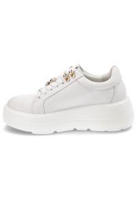 Białe Sneakersy Filippo Modne Obuwie Damskie Na Platformie. Okazja: na co dzień. Zapięcie: sznurówki. Kolor: biały. Materiał: materiał. Obcas: na platformie. Styl: klasyczny, elegancki, casual