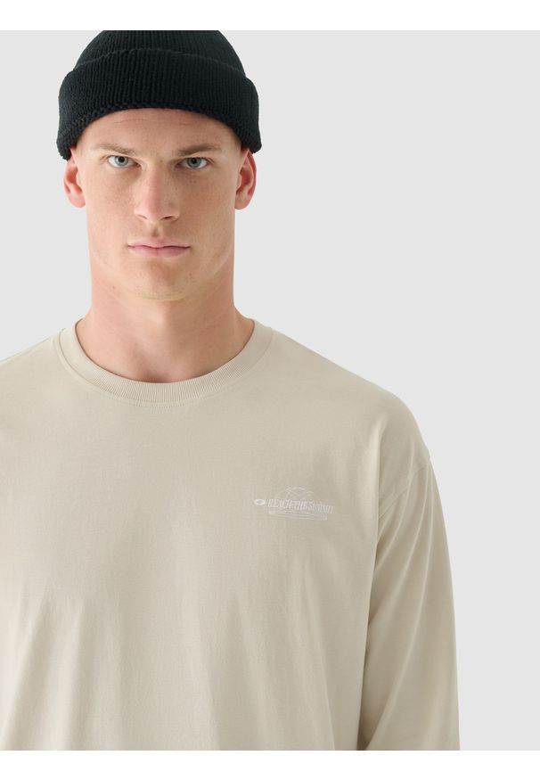 4f - 4F Longsleeve oversize z nadrukiem męski - beżowy S. Okazja: na co dzień. Kolor: beżowy. Materiał: dzianina, bawełna, jersey. Długość rękawa: długi rękaw. Długość: długie. Wzór: nadruk. Styl: klasyczny, sportowy, casual