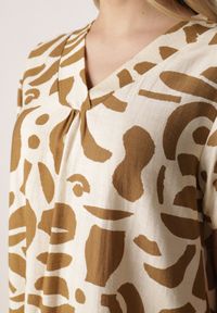 Born2be - Beżowa Pudełkowa Sukienka z Wiskozy z Dekoltem w Serek w Abstrakcyjny Wzór Cresom. Okazja: na co dzień. Typ kołnierza: dekolt w serek. Kolekcja: plus size. Kolor: beżowy. Materiał: wiskoza. Sezon: lato. Typ sukienki: proste, dla puszystych. Styl: casual #2