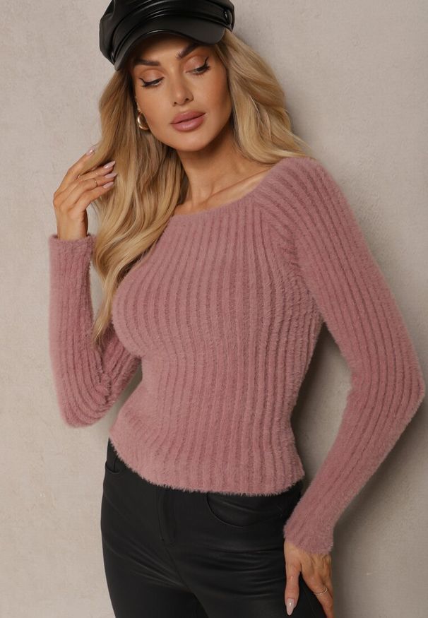 Renee - Jasnoróżowy Casualowy Sweter z Futerkiem Vertida. Okazja: na co dzień. Kolor: różowy. Materiał: futro. Długość rękawa: długi rękaw. Długość: długie. Wzór: aplikacja. Sezon: zima, jesień. Styl: casual