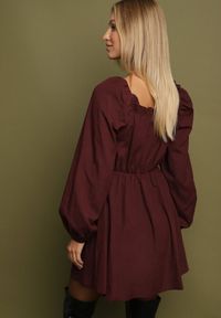 Born2be - Brązowa Sukienka Hiszpanka Vices z Gorsetową Talią i Bufiastymi Rękawami Resana. Okazja: na co dzień. Typ kołnierza: dekolt hiszpanka, dekolt gorset. Kolor: brązowy. Materiał: bawełna. Typ sukienki: gorsetowe. Styl: casual #4