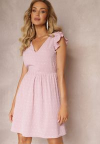 Renee - Różowa Mini Sukienka z Odkrytymi Plecami Wykonana z Tkaniny Plumeti Telmolio. Typ kołnierza: kołnierz z falbankami. Kolor: różowy. Materiał: tkanina. Sezon: lato. Długość: mini #5