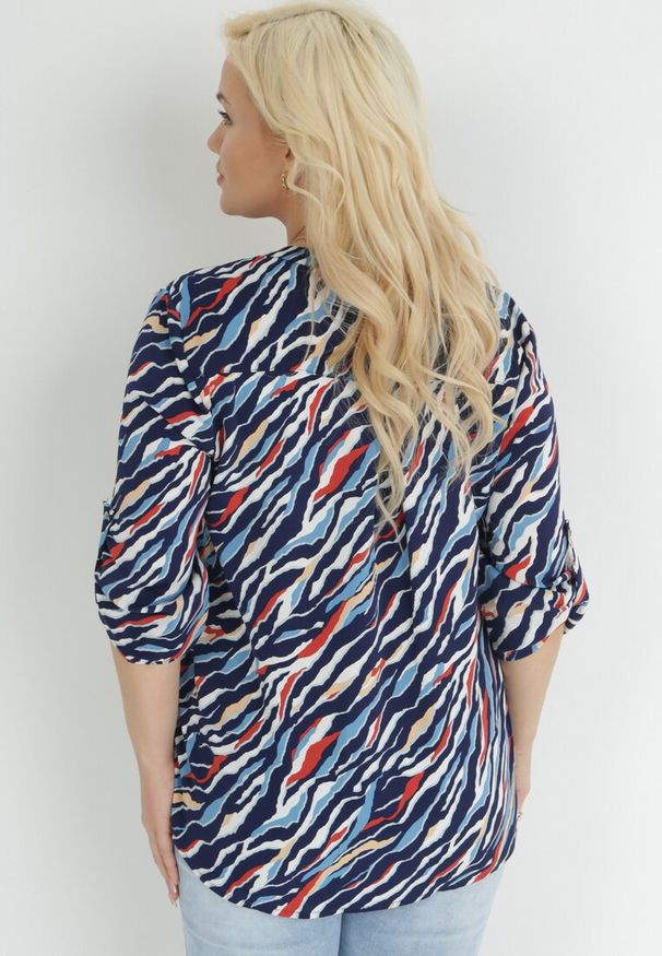 Born2be - Granatowa Wzorzysta Bluzka z Guzikami i Podpinanymi Rękawami Jalea. Okazja: na co dzień. Typ kołnierza: dekolt w serek. Kolekcja: plus size. Kolor: niebieski. Materiał: jeans. Styl: klasyczny, casual