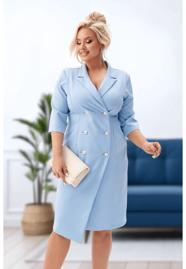 Moda Size Plus Iwanek - Elegancka żakietowa sukienka Chloe w błękitnym kolorze PLUS SIZE XXL. Okazja: na randkę, na spotkanie biznesowe, na komunię, na ślub cywilny, do pracy, na wesele. Typ kołnierza: dekolt kopertowy. Kolekcja: plus size. Kolor: niebieski. Materiał: tkanina, poliester, elastan, materiał. Typ sukienki: dla puszystych. Styl: elegancki