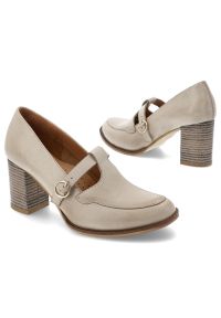 Półbuty damskie Armodo, na słupku z okrągłym noskiem zapinane sprzączką i ze skóry, beż rustik, 1662. Okazja: na co dzień, do pracy, na spotkanie biznesowe. Nosek buta: okrągły. Zapięcie: sprzączka. Kolor: beżowy. Materiał: skóra. Obcas: na słupku. Styl: casual, biznesowy, elegancki. Wysokość obcasa: średni #5