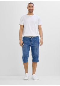bonprix - Lekkie długie bermudy jeansowe z elastyczną gumką w talii, relaxed fit. Kolor: niebieski. Długość: długie. Wzór: prążki #3