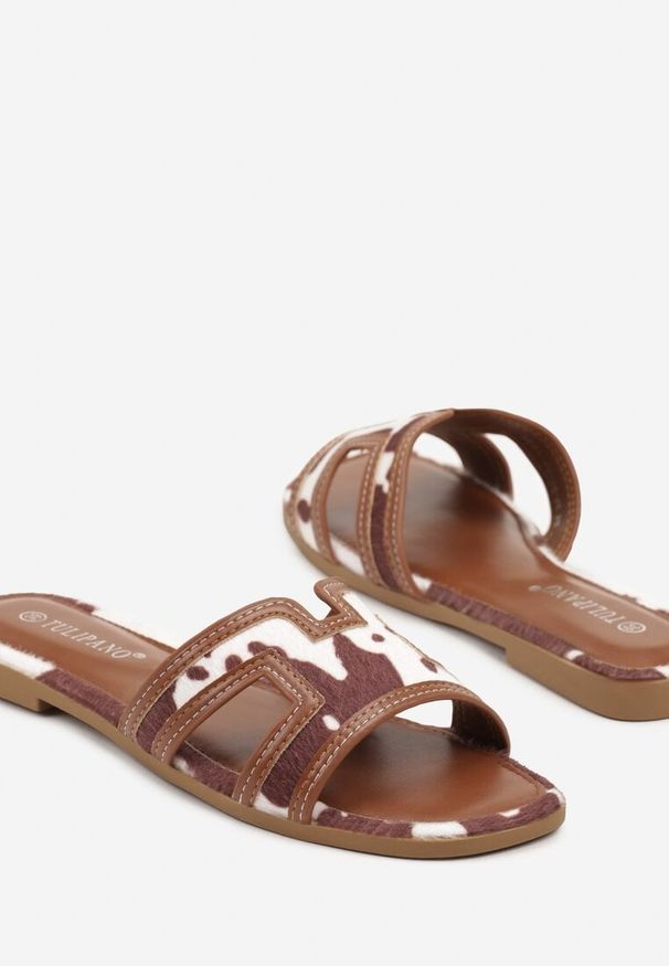 Renee - Jasnobrązowe Klasyczne Klapki z Motywem w Krowie Łaty na Płaskiej Podeszwie Idorelle. Okazja: na co dzień. Kolor: brązowy. Materiał: koronka, jeans. Sezon: lato. Obcas: na płaskiej podeszwie. Styl: klasyczny