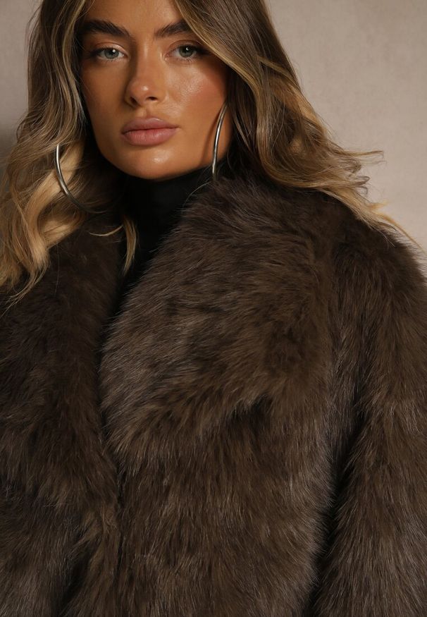 Renee - Brązowa Kurtka Futro z Długim Włosiem Zelita. Okazja: na co dzień, na imprezę. Kolor: brązowy. Materiał: futro. Długość: długie. Styl: casual, elegancki