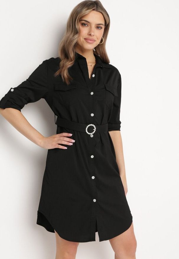 Born2be - Czarna Sukienka o Koszulowym Fasonie z Paskiem z Cyrkoniami w Komplecie Iosali. Kolor: czarny. Typ sukienki: koszulowe. Styl: klasyczny, elegancki