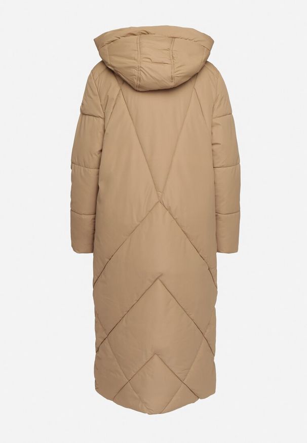 Born2be - Ciemnobeżowa Pikowana Kurtka o Długim Pudełkowym Kroju z Kapturem i Kieszeniami Attesina. Okazja: na co dzień. Typ kołnierza: kaptur. Kolor: beżowy. Materiał: wełna, jeans. Długość: długie. Sezon: zima. Styl: klasyczny, casual, elegancki