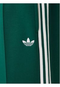Adidas - adidas Spodnie dresowe adicolor Spacer Track KD4088 Zielony Baggy Fit. Kolor: zielony. Materiał: bawełna. Sport: turystyka piesza #4