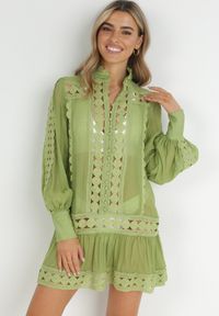 Born2be - Zielona Pudełkowa Tunika z Koronką i Długim Rękawem Ahrar. Typ kołnierza: kołnierzyk stójkowy. Kolor: zielony. Materiał: koronka. Długość rękawa: długi rękaw. Długość: długie. Wzór: koronka #4