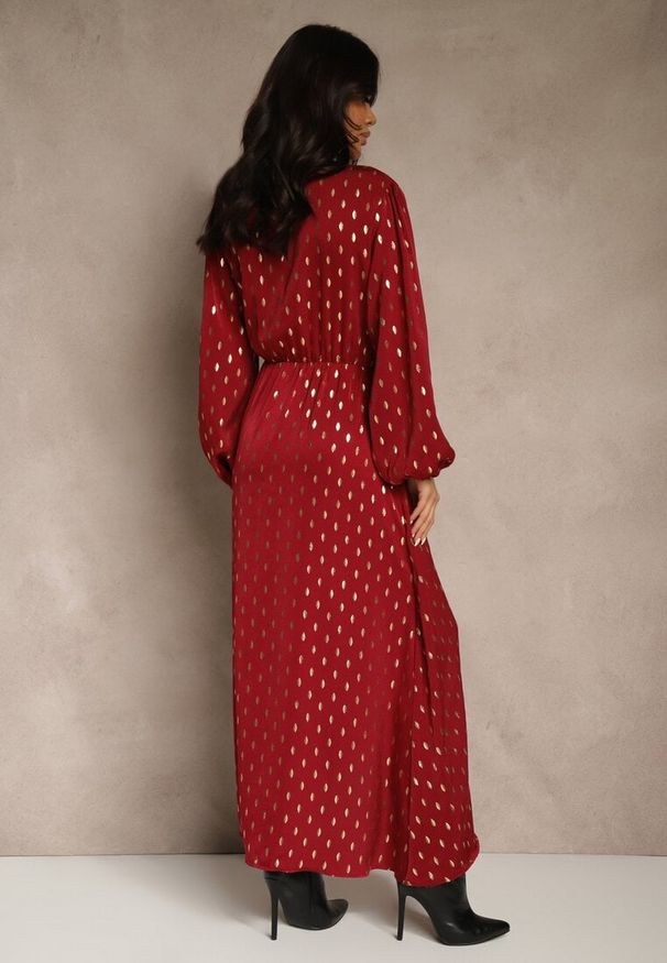 Renee - Bordowa Wiązana Sukienka o Kopertowym Kroju Zdobiona Metalicznym Printem Reinora. Kolor: czerwony. Wzór: nadruk, aplikacja. Typ sukienki: kopertowe