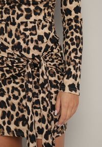 Born2be - Ciemnobeżowa Dopasowana Sukienka Dzianinowa w Panterkę z Ozdobnym Marszczeniem Trilabina. Okazja: na co dzień. Kolor: beżowy. Materiał: dzianina. Długość rękawa: długi rękaw. Wzór: motyw zwierzęcy. Typ sukienki: dopasowane. Styl: casual, elegancki, klasyczny #6