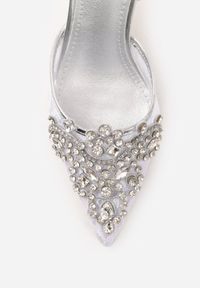 Renee - Srebrne Koronkowe Czółenka VICES na Szpilce z Odkrytą Piętą i Cyrkoniami Idaphei. Okazja: na imprezę. Nosek buta: szpiczasty. Zapięcie: pasek. Kolor: srebrny. Wzór: aplikacja. Materiał: koronka. Sezon: lato. Obcas: na szpilce. Styl: glamour, elegancki. Wysokość obcasa: średni #8