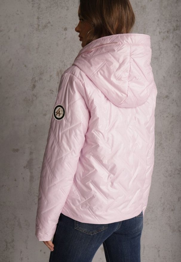 Renee - Różowa Pikowana Kurtka z Nieodpinanym Kapturem z Ozdobną Naszywką Chloreris. Okazja: na co dzień. Kolor: różowy. Materiał: poliester, jeans. Wzór: aplikacja. Sezon: wiosna. Styl: casual