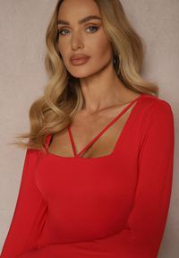 Renee - Czerwona Bluzka z Wiskozą Ozdobiona Paskami przy Dekolcie Tatosira. Kolor: czerwony. Materiał: wiskoza. Wzór: aplikacja #3