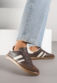 Renee - Brązowe Casualowe Sneakersy na Płaskiej Podeszwie z Paskami Jereria. Okazja: na co dzień. Zapięcie: pasek. Kolor: brązowy. Materiał: jeans. Obcas: na płaskiej podeszwie #1