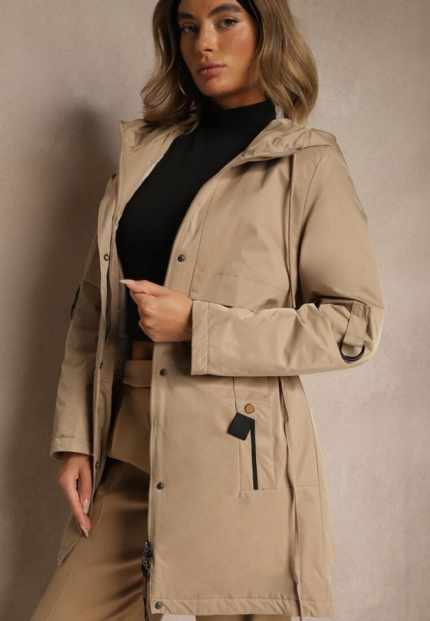 Renee - Ciemnobeżowa Kurtka Typu Parka z Kapturem o Klasycznym Kroju Tulania. Okazja: na co dzień, na spacer. Typ kołnierza: kaptur. Kolor: beżowy. Materiał: jeans. Styl: klasyczny