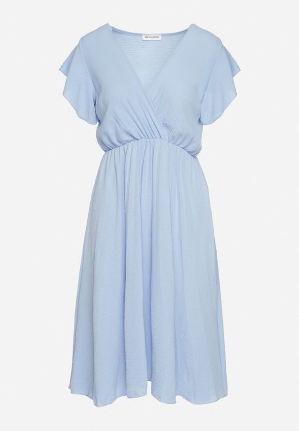 Born2be - Jasnoniebieska Plisowana Sukienka z Kopertowym Dekoltem i Gumką w Talii Waretta. Typ kołnierza: dekolt kopertowy. Kolor: niebieski. Typ sukienki: kopertowe. Styl: elegancki