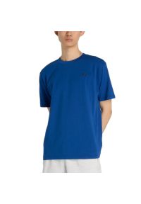 Koszulka męska New Balance MT41533GAB - niebieska. Kolor: niebieski. Materiał: bawełna. Długość rękawa: krótki rękaw. Długość: krótkie