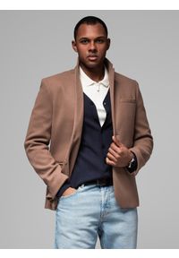 Ombre Clothing - Marynarka męska casual z ozdobnymi guzikami na mankietach - jasnybrąz V2 - Rozmiar: XL. Okazja: na co dzień. Kolor: brązowy. Materiał: poliester. Styl: casual #1