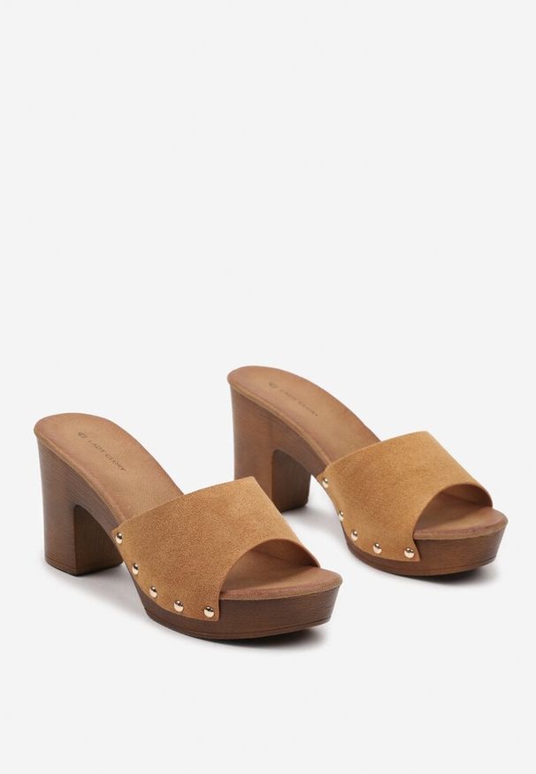 Renee - Brązowe Klapki Typu Drewniaki z Szerokim Paskiem z Nitami i Słupkiem Moallba. Okazja: na co dzień. Kolor: brązowy. Materiał: len, jeans. Sezon: lato. Obcas: na słupku. Styl: casual, elegancki. Wysokość obcasa: średni