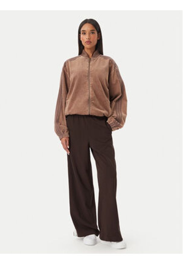 Adidas - adidas Spodnie dresowe 3-Stripes KW7703 Brązowy ciemny Wide Leg. Kolor: brązowy. Materiał: bawełna