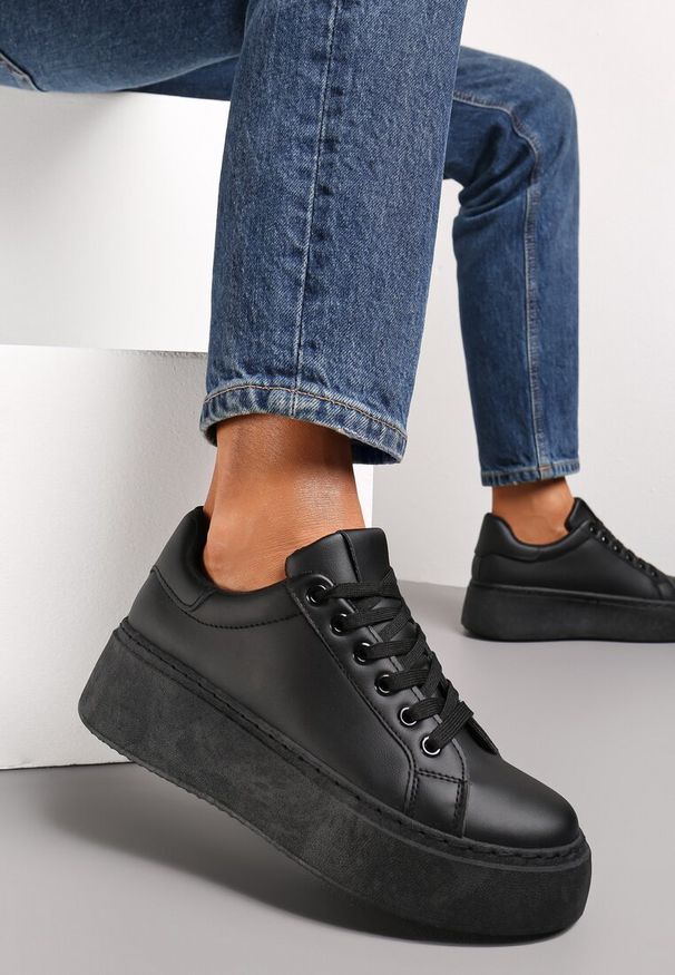Renee - Czarne Sneakersy na Modnej Platformie Broida. Nosek buta: okrągły. Zapięcie: sznurówki. Kolor: czarny. Materiał: materiał. Sezon: wiosna, jesień. Obcas: na platformie. Wysokość obcasa: niski