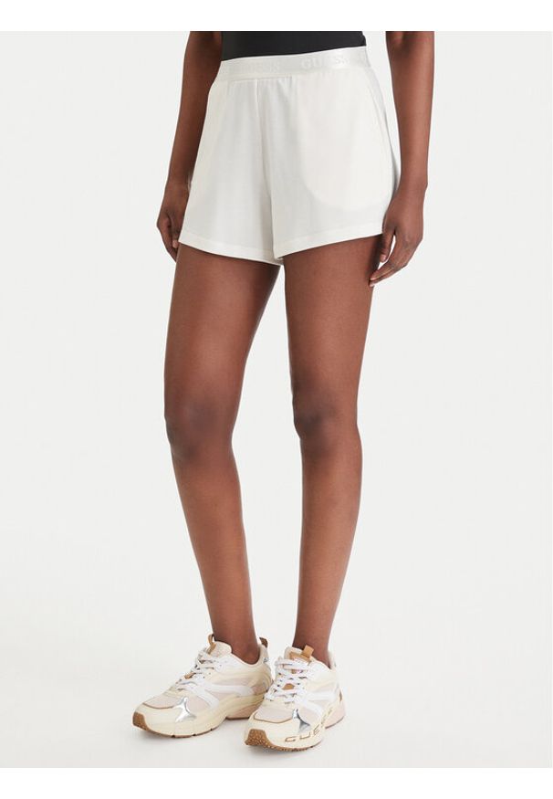 Guess Szorty sportowe O6GD02 KCQP2 Biały Relaxed Fit. Kolor: biały. Materiał: wiskoza, syntetyk