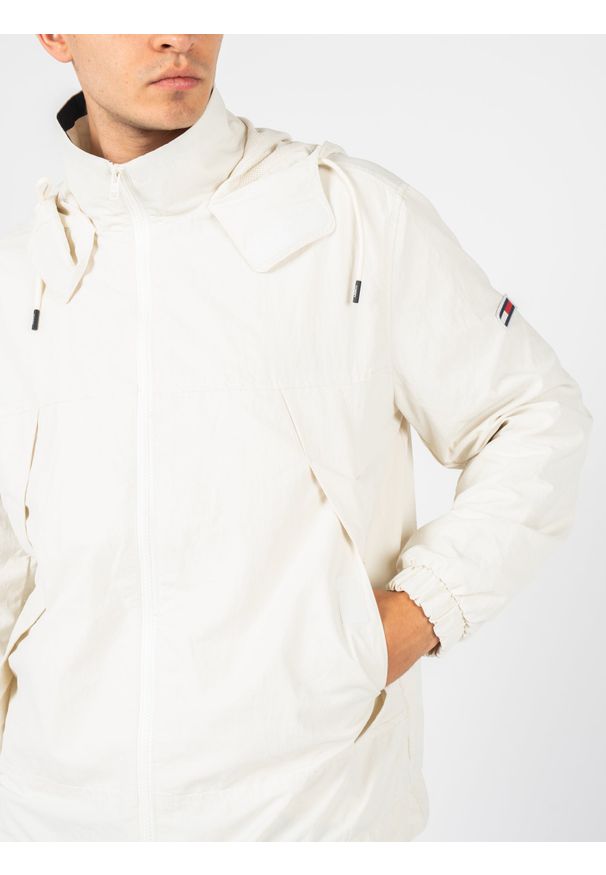 TOMMY HILFIGER - Tommy Jeans Kurtka | DM0DM12442 | Mężczyzna | Kremowy. Okazja: na co dzień. Typ kołnierza: kaptur. Kolor: kremowy. Materiał: poliamid. Wzór: aplikacja. Styl: casual