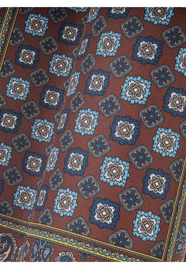 Pako Lorente - PAKO LORENTE - Brązowa poszetka w geometryczny wzór. Kolor: brązowy. Materiał: poliester. Wzór: geometria