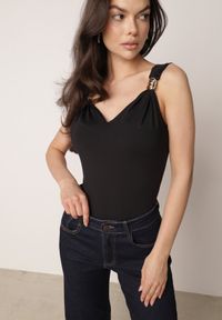 Born2be - Czarne Klasyczne Body z Metalicznymi Aplikacjami na Ramiączkach Nesseva. Okazja: na co dzień, do pracy. Kolor: czarny. Materiał: jeans. Długość rękawa: na ramiączkach. Wzór: aplikacja. Styl: klasyczny #4