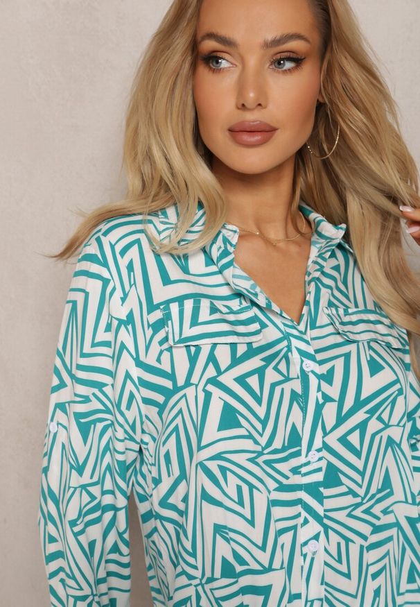 Renee - Zielono-Biała Koszula z Wiskozy w Geometryczny Print Jacelyn. Okazja: na co dzień. Typ kołnierza: kołnierzyk klasyczny, dekolt w serek. Kolor: zielony. Materiał: wiskoza. Wzór: geometria, nadruk. Styl: klasyczny, casual, elegancki