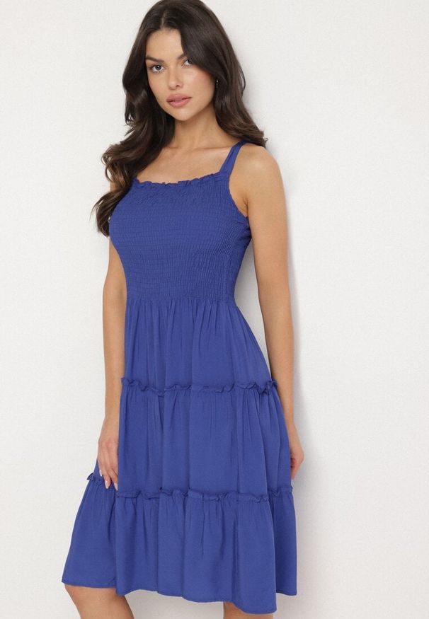 Born2be - Granatowa Rozkloszowana Sukienka z Wiskozą na Wiązanych Ramiączkach Aralisse. Okazja: na co dzień. Typ kołnierza: dekolt kwadratowy. Kolor: niebieski. Materiał: wiskoza. Długość rękawa: na ramiączkach. Typ sukienki: rozkloszowane. Styl: casual, klasyczny