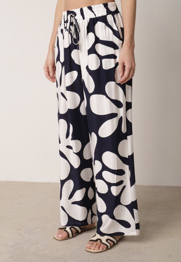 Born2be - Niebieski Komplet z Wiskozy Bluzka z Falbankami i Szerokie Spodnie w Liście Thalla. Kolor: niebieski. Materiał: wiskoza