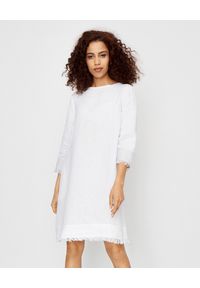 LE TRICOT PERUGIA - Lniana sukienka z frędzlami. Kolor: biały. Materiał: len. Wzór: aplikacja. Sezon: lato, wiosna. Typ sukienki: oversize. Długość: mini