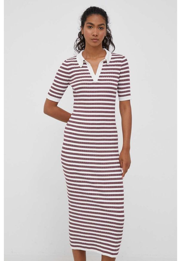 Pepe Jeans sukienka kolor biały midi dopasowana. Kolor: biały. Materiał: dzianina, prążkowany. Długość rękawa: krótki rękaw. Typ sukienki: dopasowane. Długość: midi