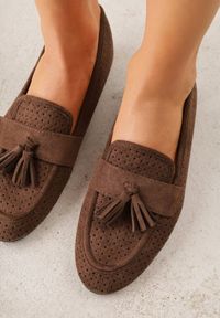 Renee - Brązowe Perforowane Mokasyny z Imitacji Zamszu Zdobione Frędzlami Vaeliane. Okazja: na co dzień. Kolor: brązowy. Materiał: zamsz. Wzór: aplikacja. Styl: casual, elegancki #5