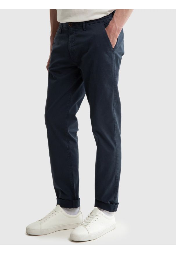 Big-Star - Spodnie męskie chinosy granatowe Hektor 404. Kolor: niebieski. Materiał: len. Wzór: gładki. Styl: elegancki