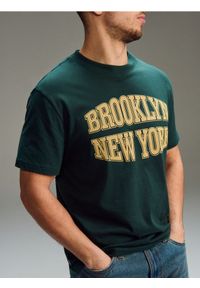 Sinsay - Bawełniana koszulka z napisem - zielony. Kolor: zielony. Materiał: bawełna. Wzór: napisy #1