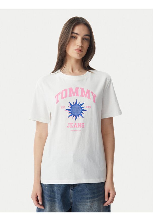 Tommy Jeans T-Shirt Novelty DW0DW23159 Biały Relaxed Fit. Kolor: biały. Materiał: bawełna